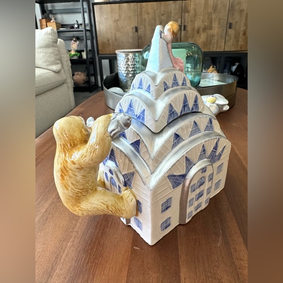 Omnibus King Kong New York Ceramic Tea Pot - Picture 3 of 15